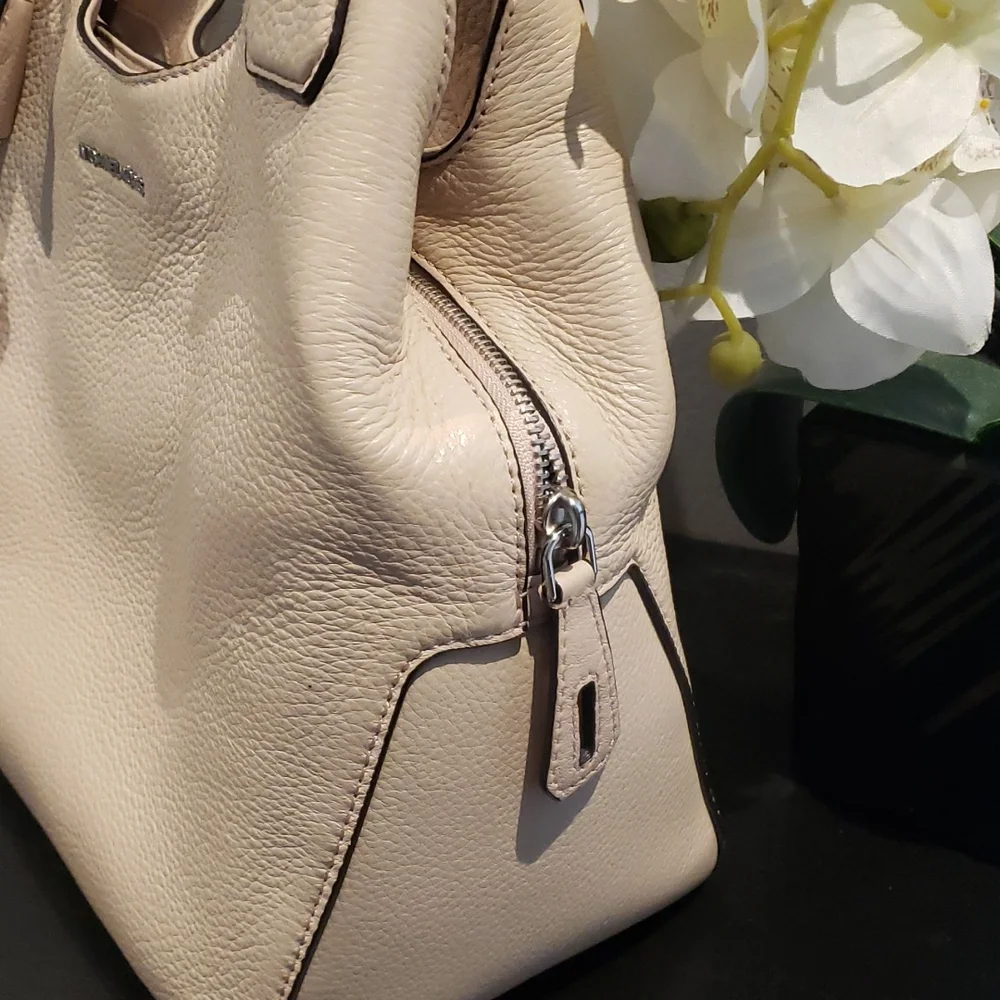 ❣️💫MARK DOWN 💫❣️Michael Kors cream Bag - Picture 2 of 13